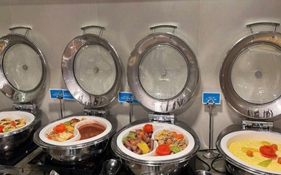 International breakfast buffet with pool access for 1 adult